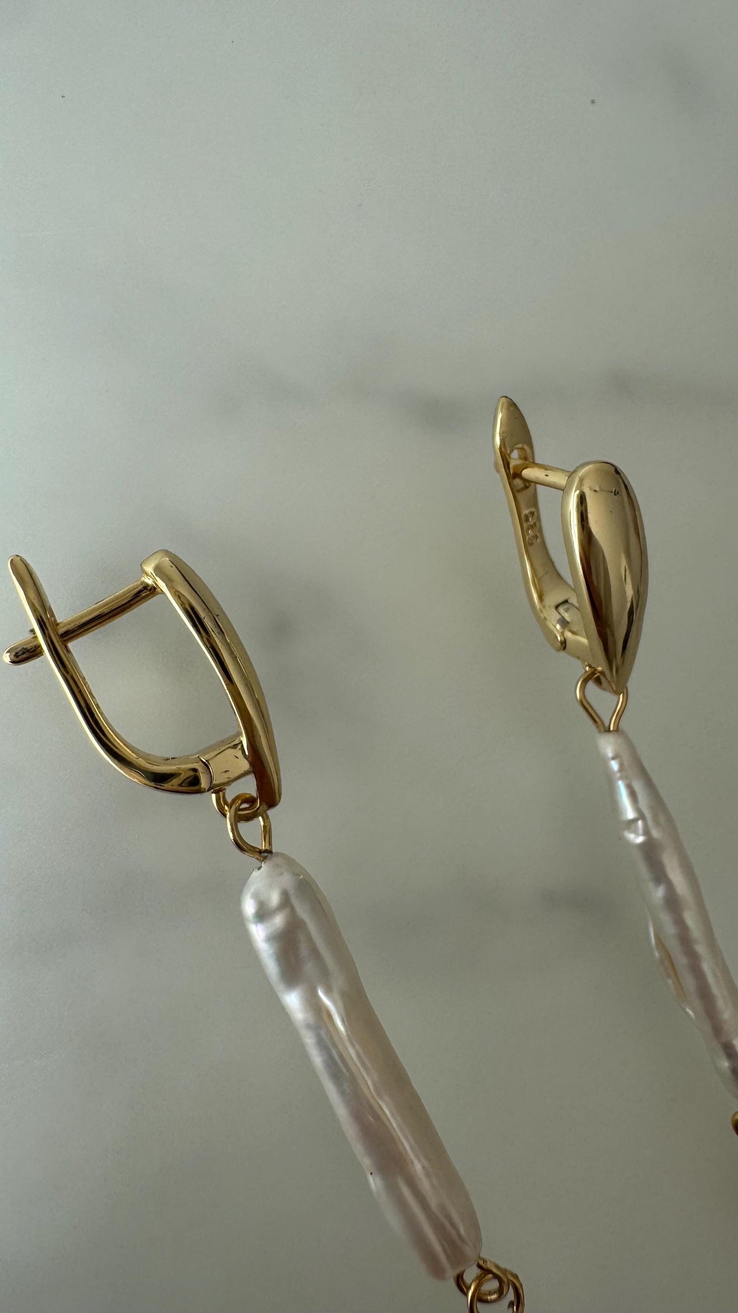 Perlenohrringe „Elli“ 18 Karat vergoldetes 925 Silber | wasserfest und nickelfrei