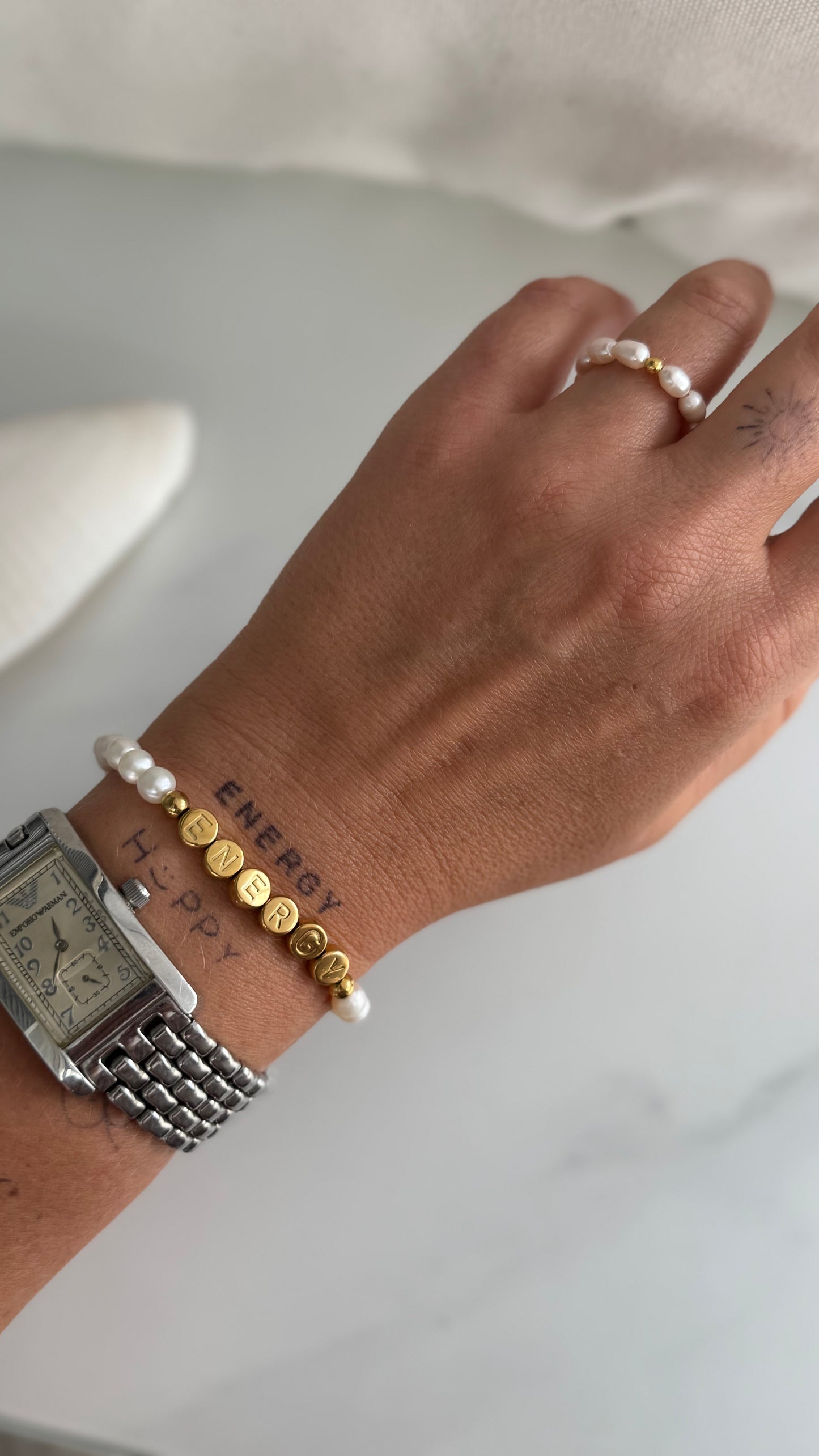 Perlenarmband personalisiert | Armband aus natürlichen Perlen und 18 Karat Gold Buchstaben
