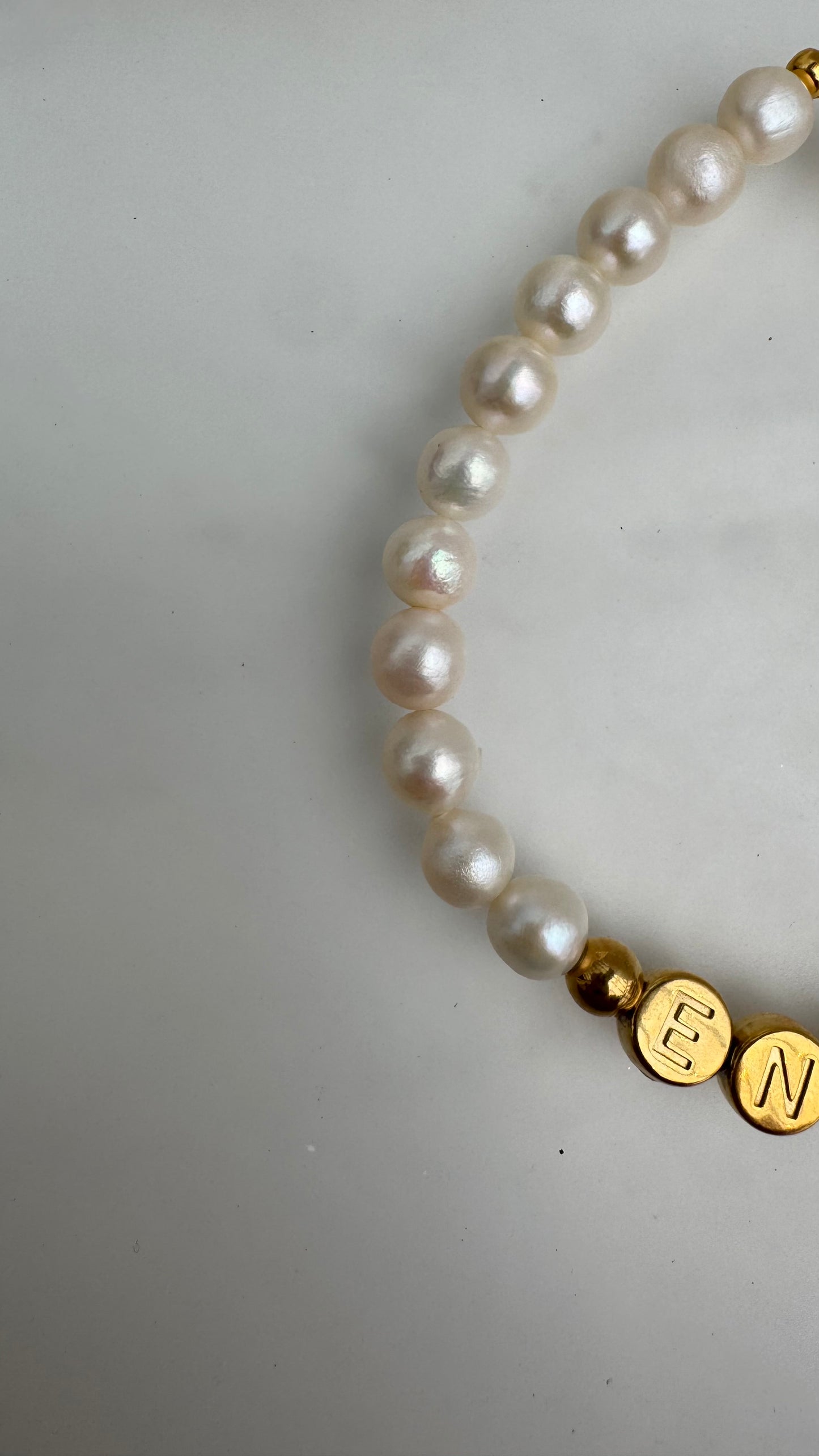 Perlenarmband personalisiert | Armband aus natürlichen Perlen und 18 Karat Gold Buchstaben