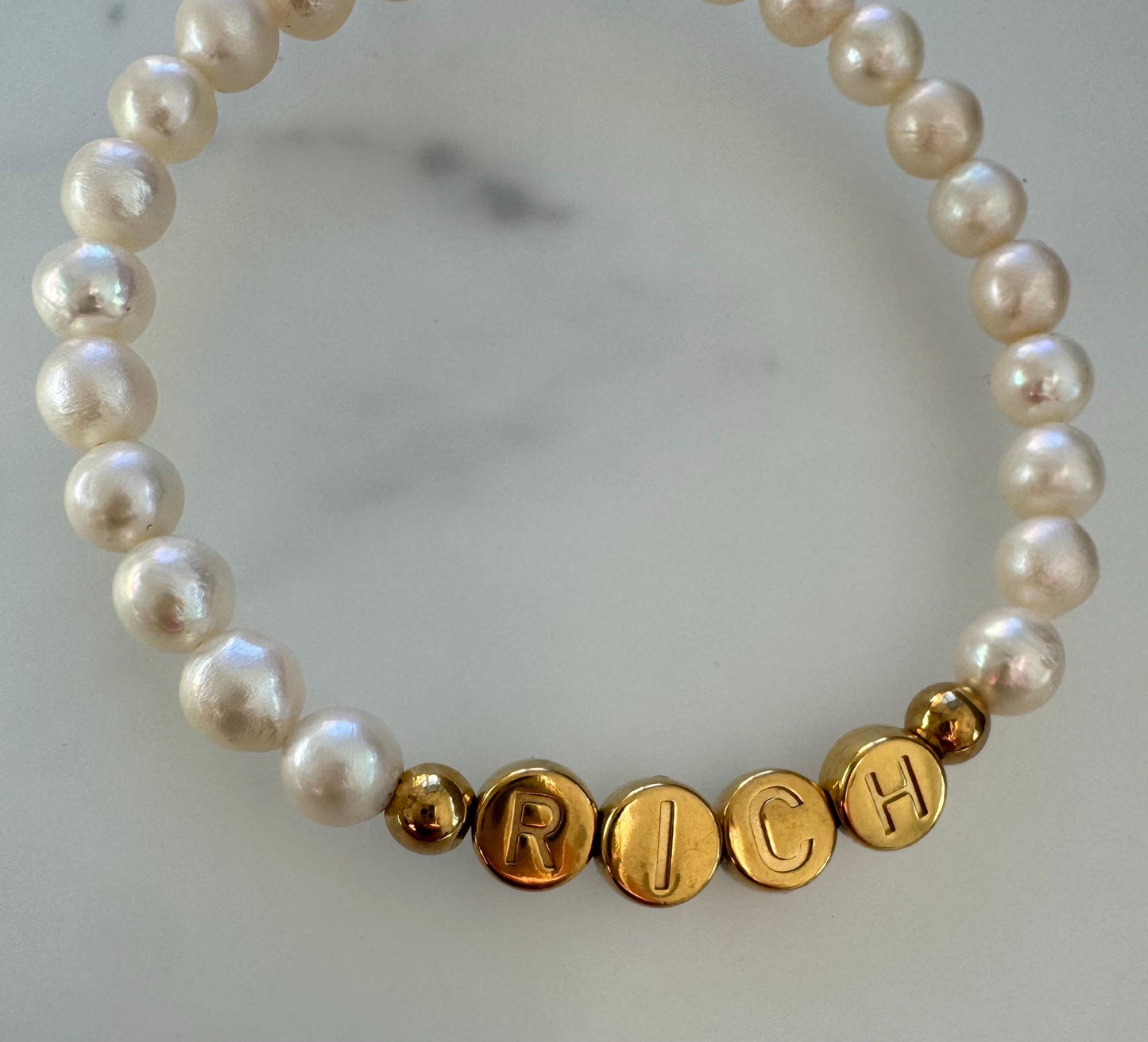 Perlenarmband personalisiert | Armband aus natürlichen Perlen und 18 Karat Gold Buchstaben