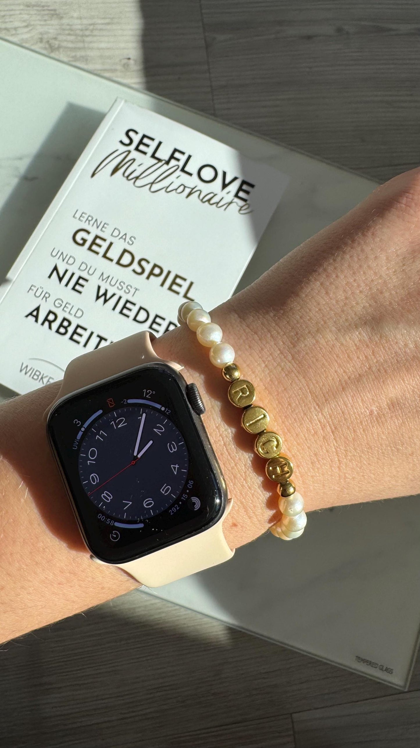 Perlenarmband personalisiert | Armband aus natürlichen Perlen und 18 Karat Gold Buchstaben