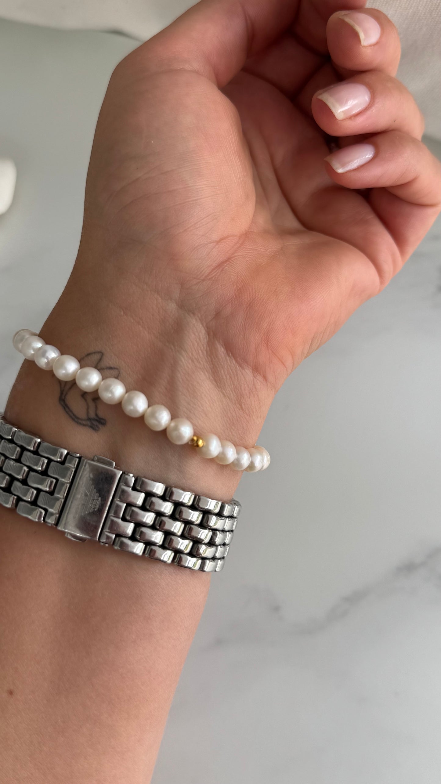 Perlenarmband personalisiert | Armband aus natürlichen Perlen und 18 Karat Gold Buchstaben
