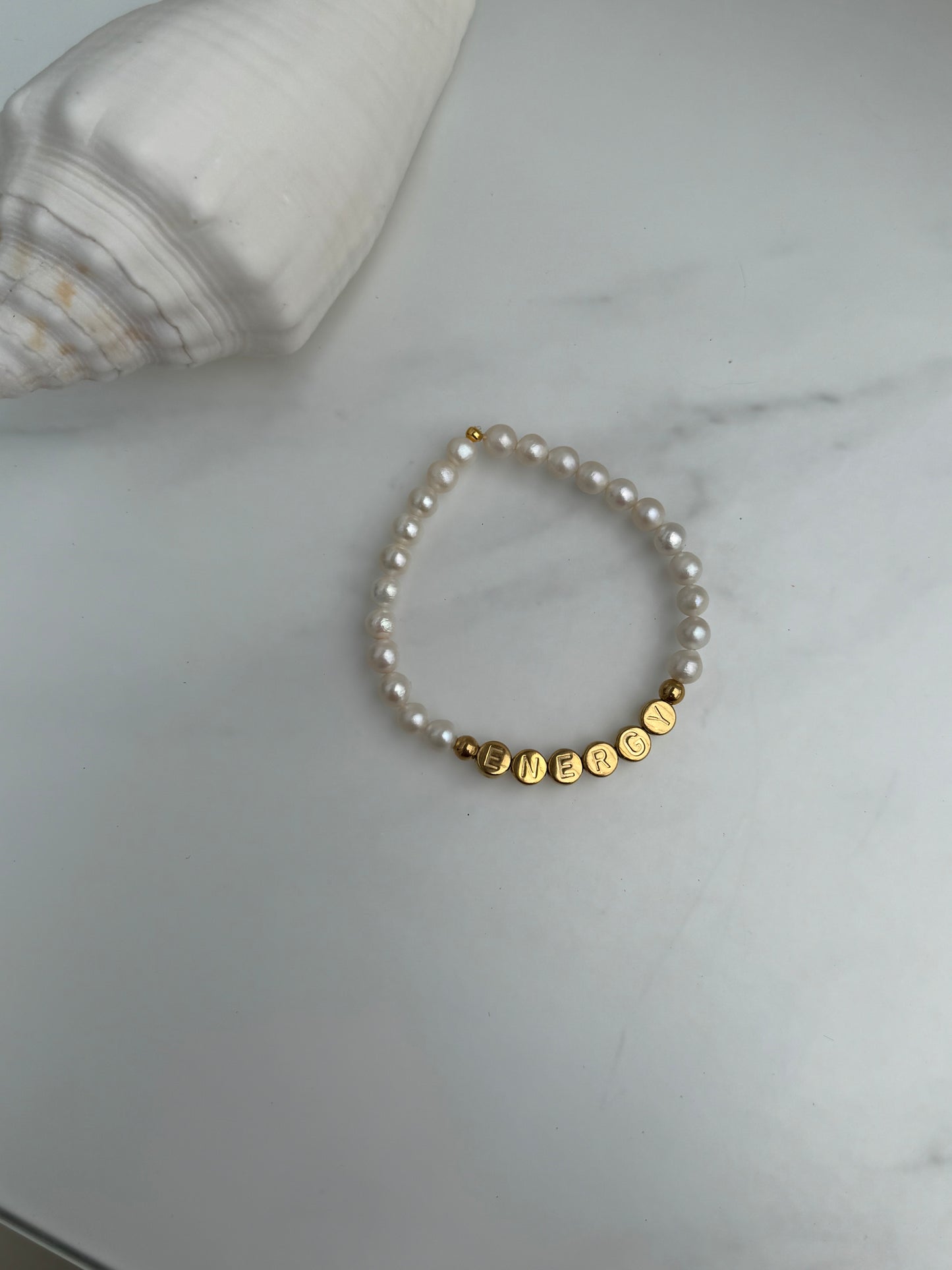 Perlenarmband personalisiert | Armband aus natürlichen Perlen und 18 Karat Gold Buchstaben