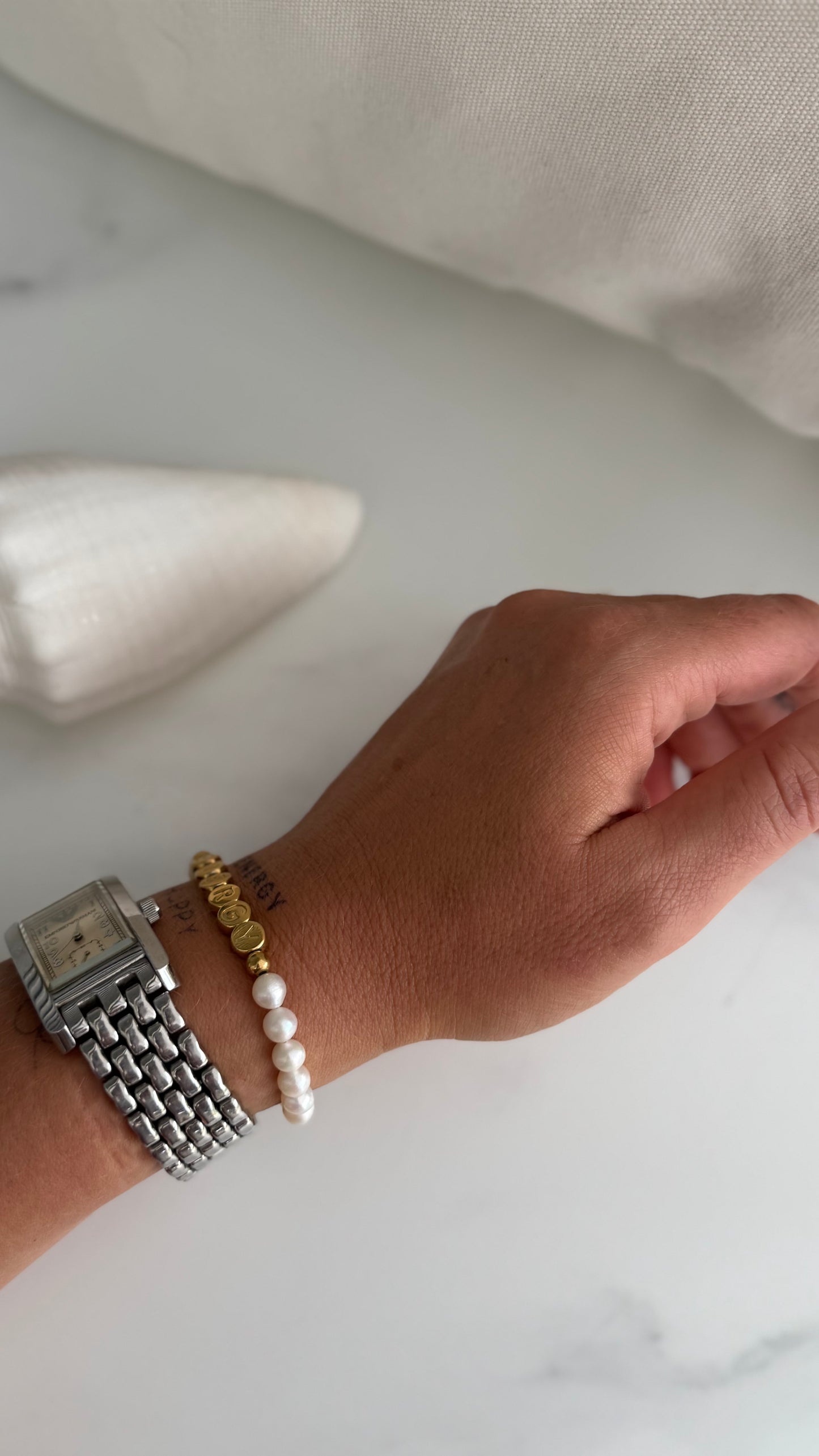 Perlenarmband personalisiert | Armband aus natürlichen Perlen und 18 Karat Gold Buchstaben