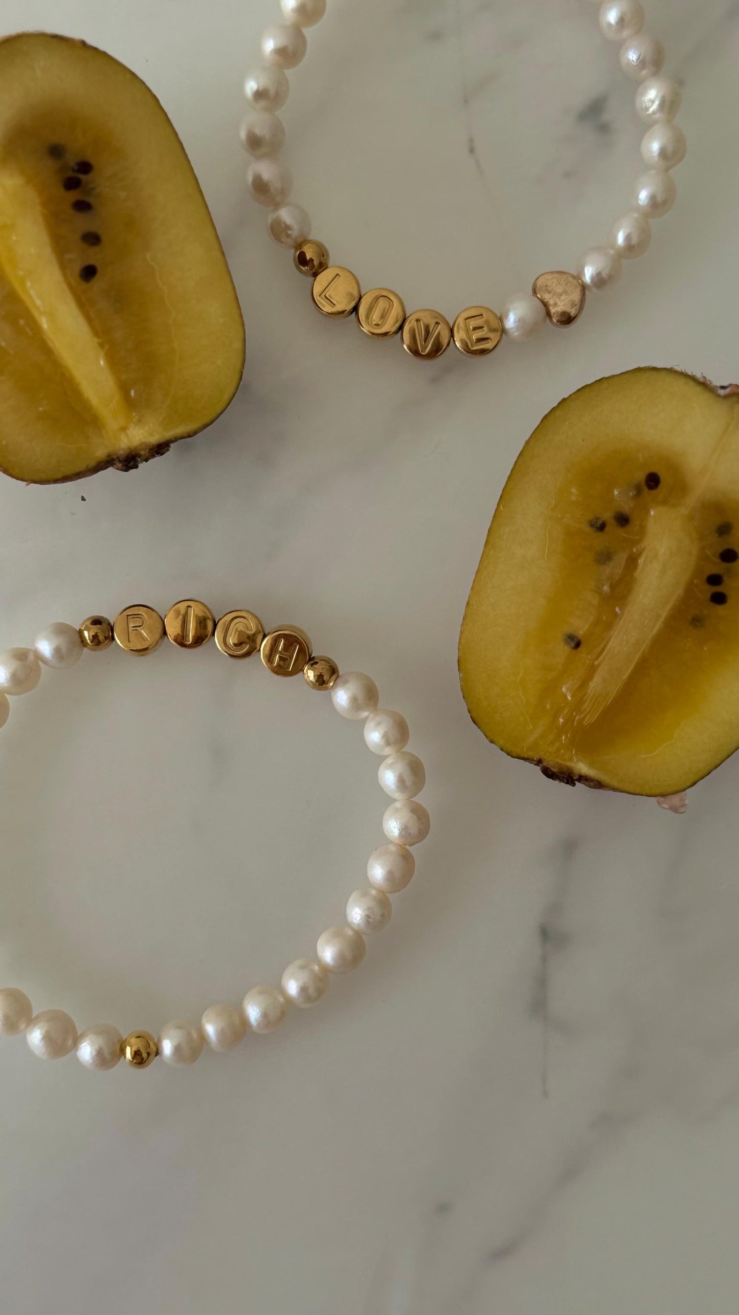 Perlenarmband personalisiert | Armband aus natürlichen Perlen und 18 Karat Gold Buchstaben