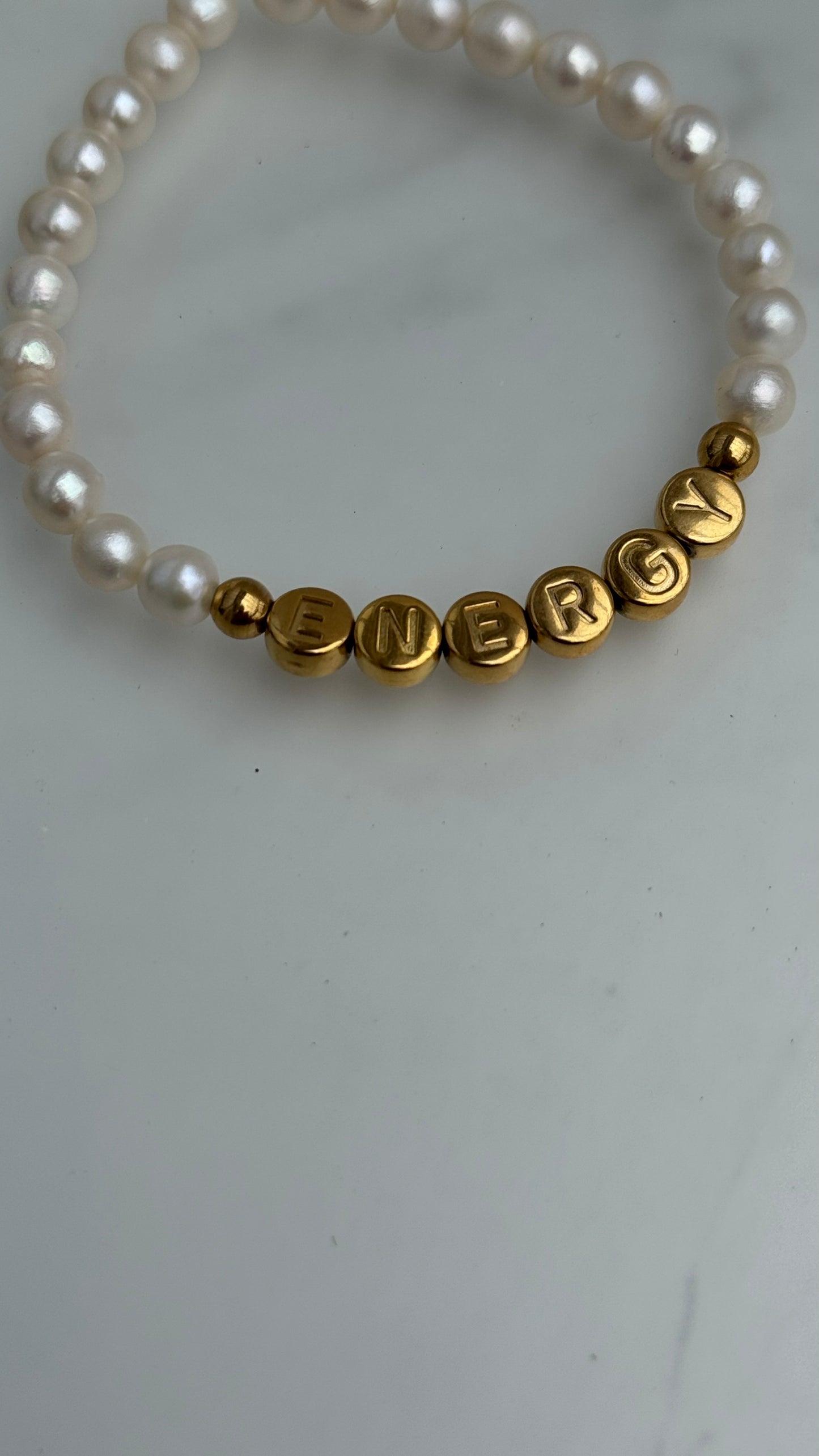 Perlenarmband personalisiert | Armband aus natürlichen Perlen und 18 Karat Gold Buchstaben