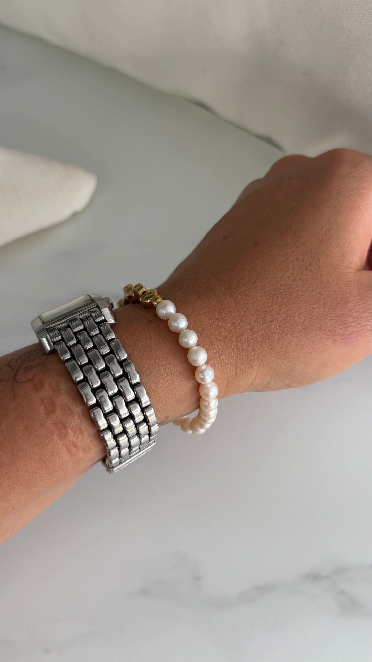 Perlenarmband personalisiert | Armband aus natürlichen Perlen und 18 Karat Gold Buchstaben