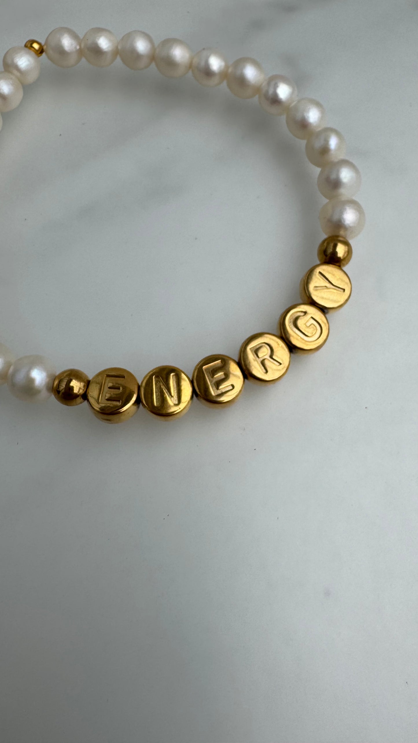 Perlenarmband personalisiert | Armband aus natürlichen Perlen und 18 Karat Gold Buchstaben