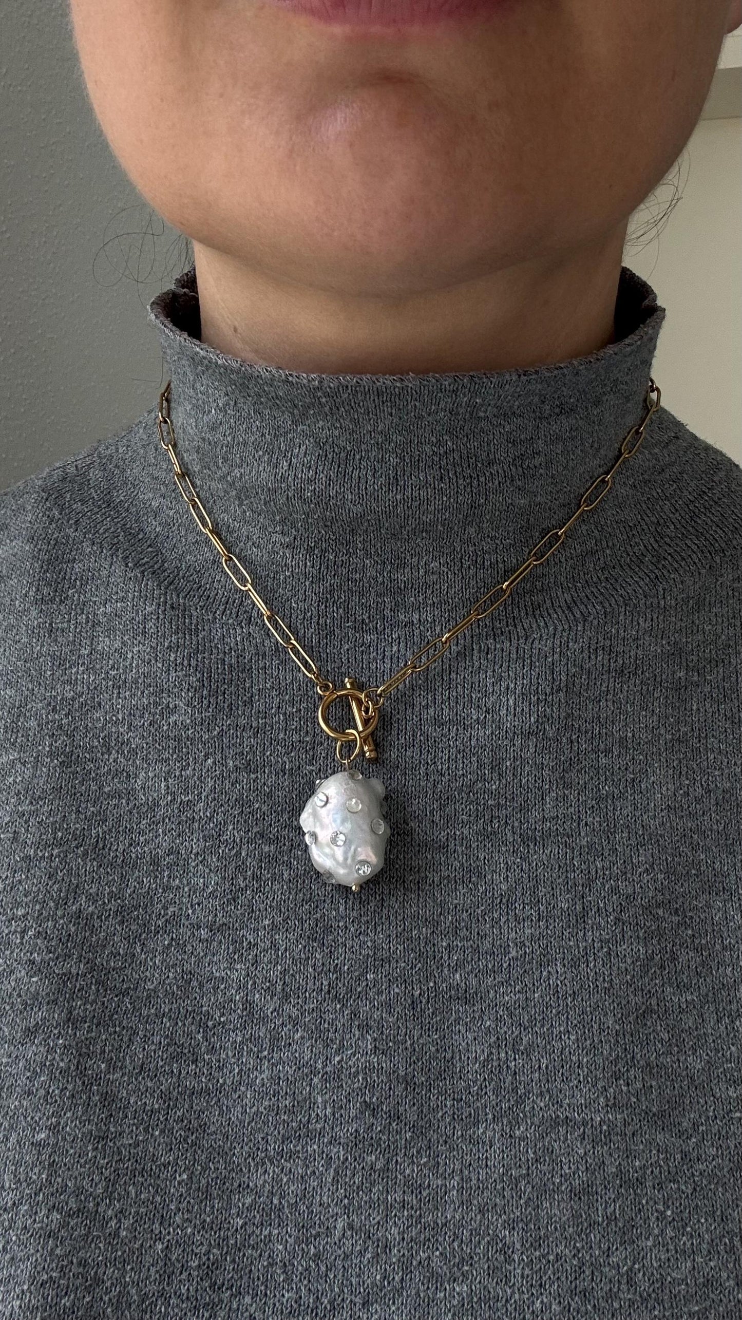 Halskette 18 Karat Gold mit Barock Perle aus Strass | wasserfest