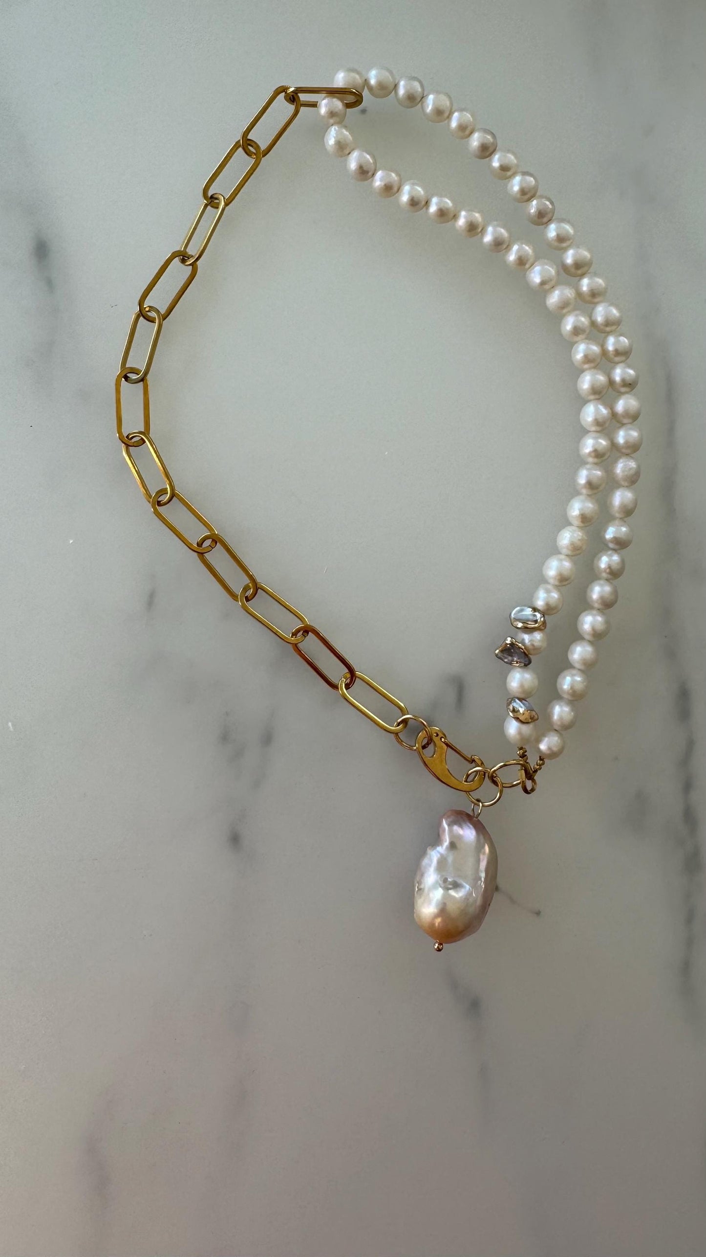 Perlenkette „Monica“ aus Süsswasserperlen & Barockperle | 18 Karat vergoldet | wasserfest