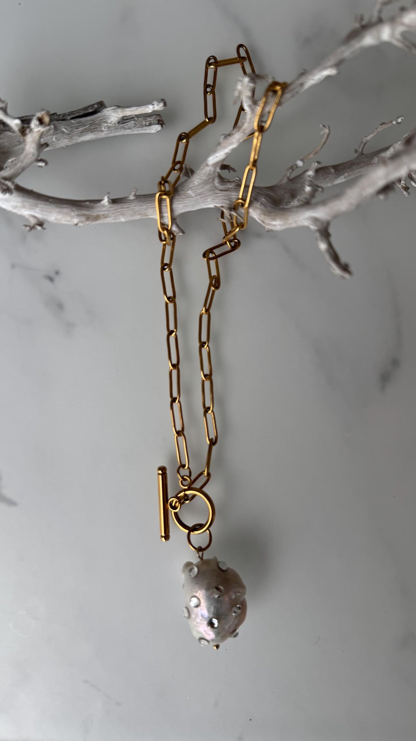Halskette 18 Karat Gold mit Barock Perle aus Strass | wasserfest