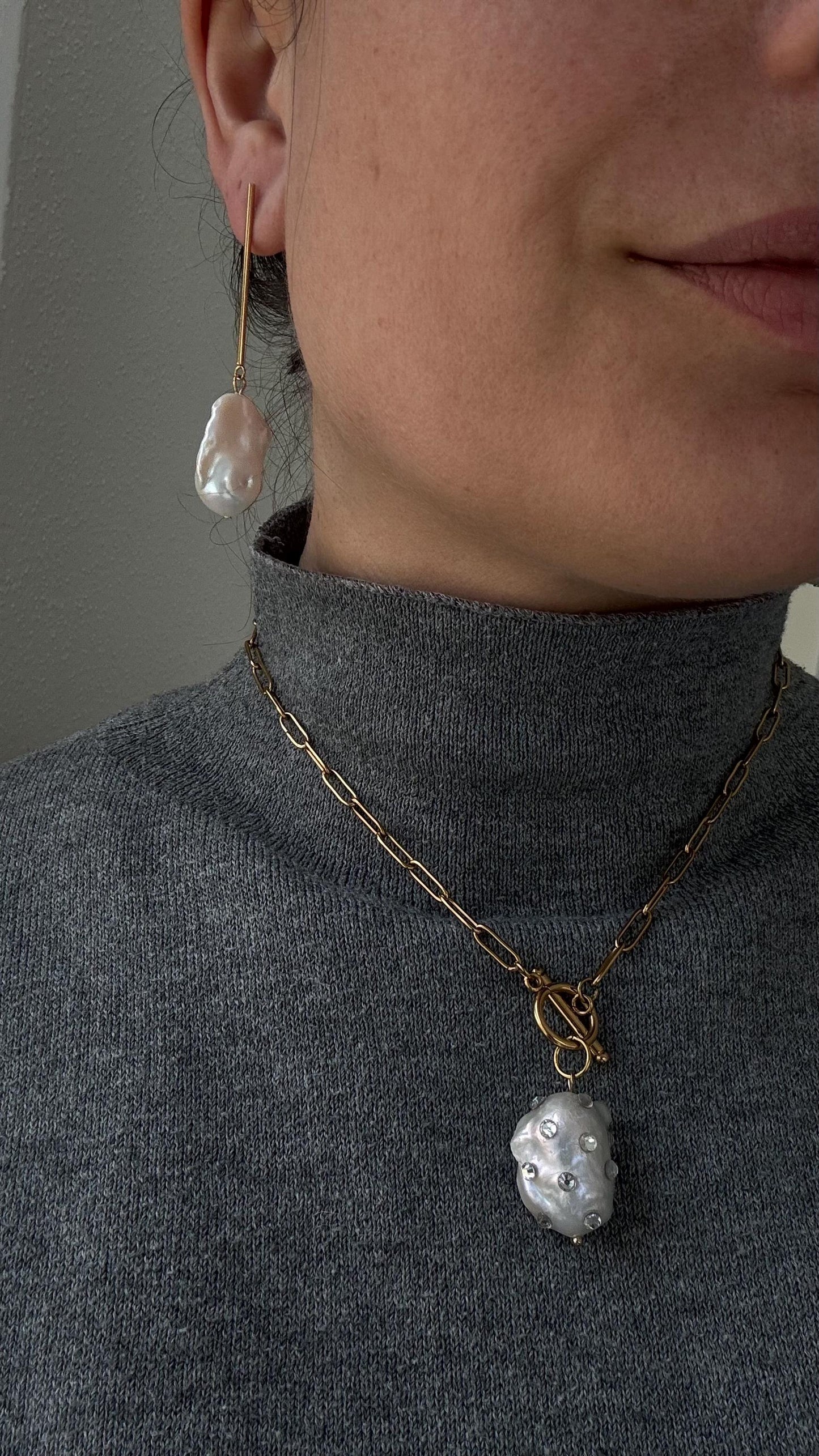 Halskette 18 Karat Gold mit Barock Perle aus Strass | wasserfest