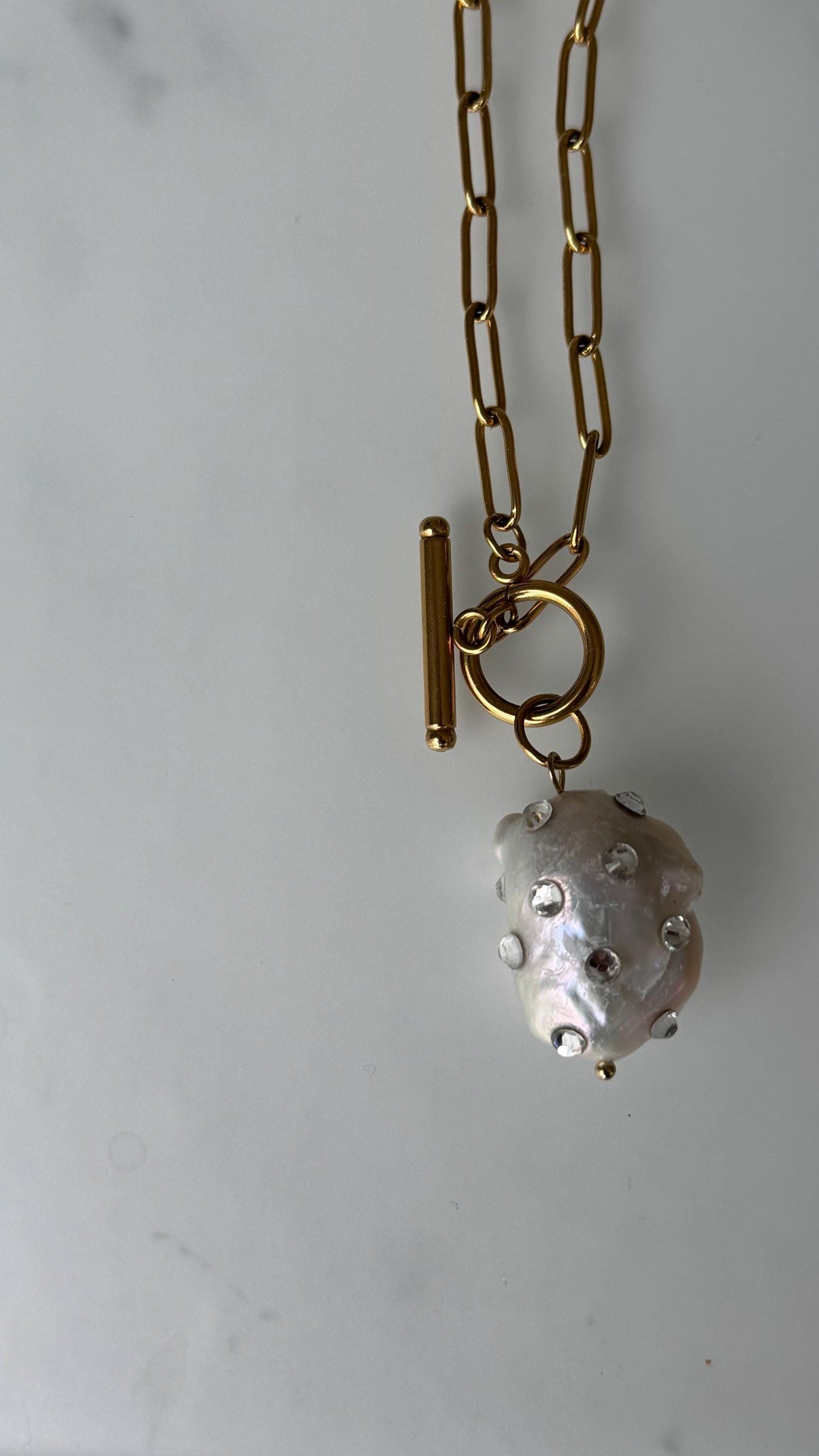 Halskette 18 Karat Gold mit Barock Perle aus Strass | wasserfest