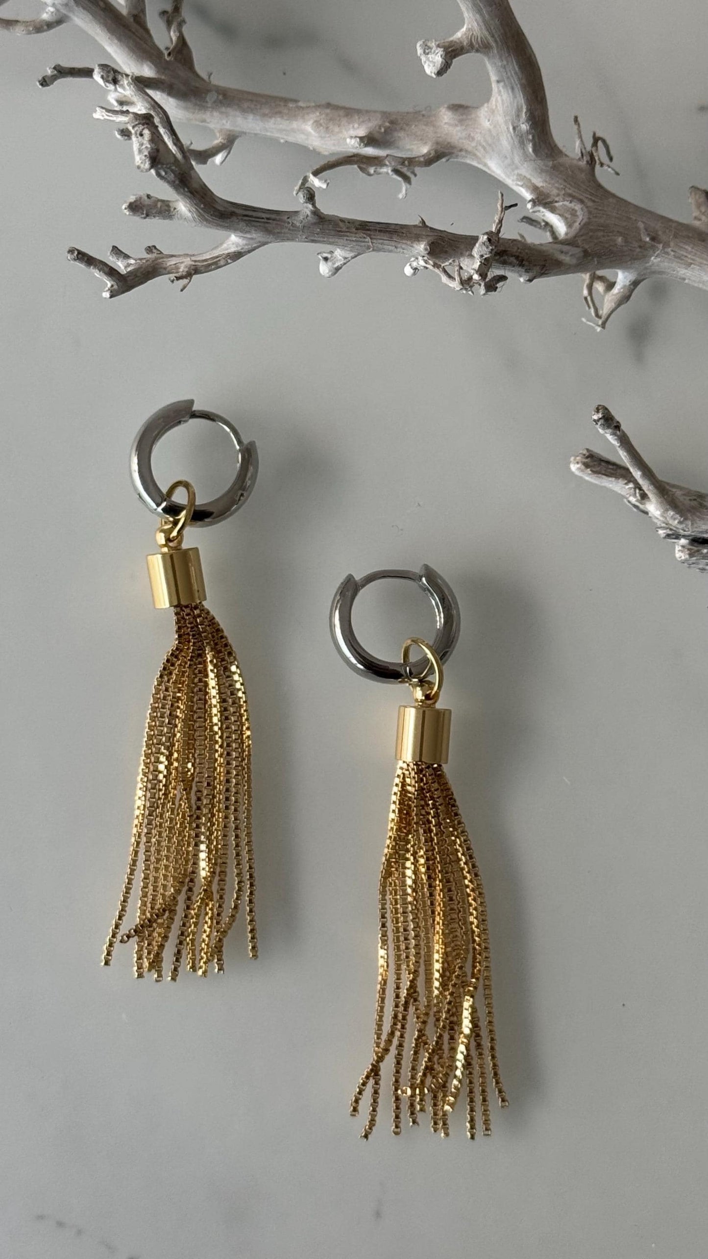 Bicolor Hängeohrringe „Betty“ aus silbernen Creolen und goldenen Quasten