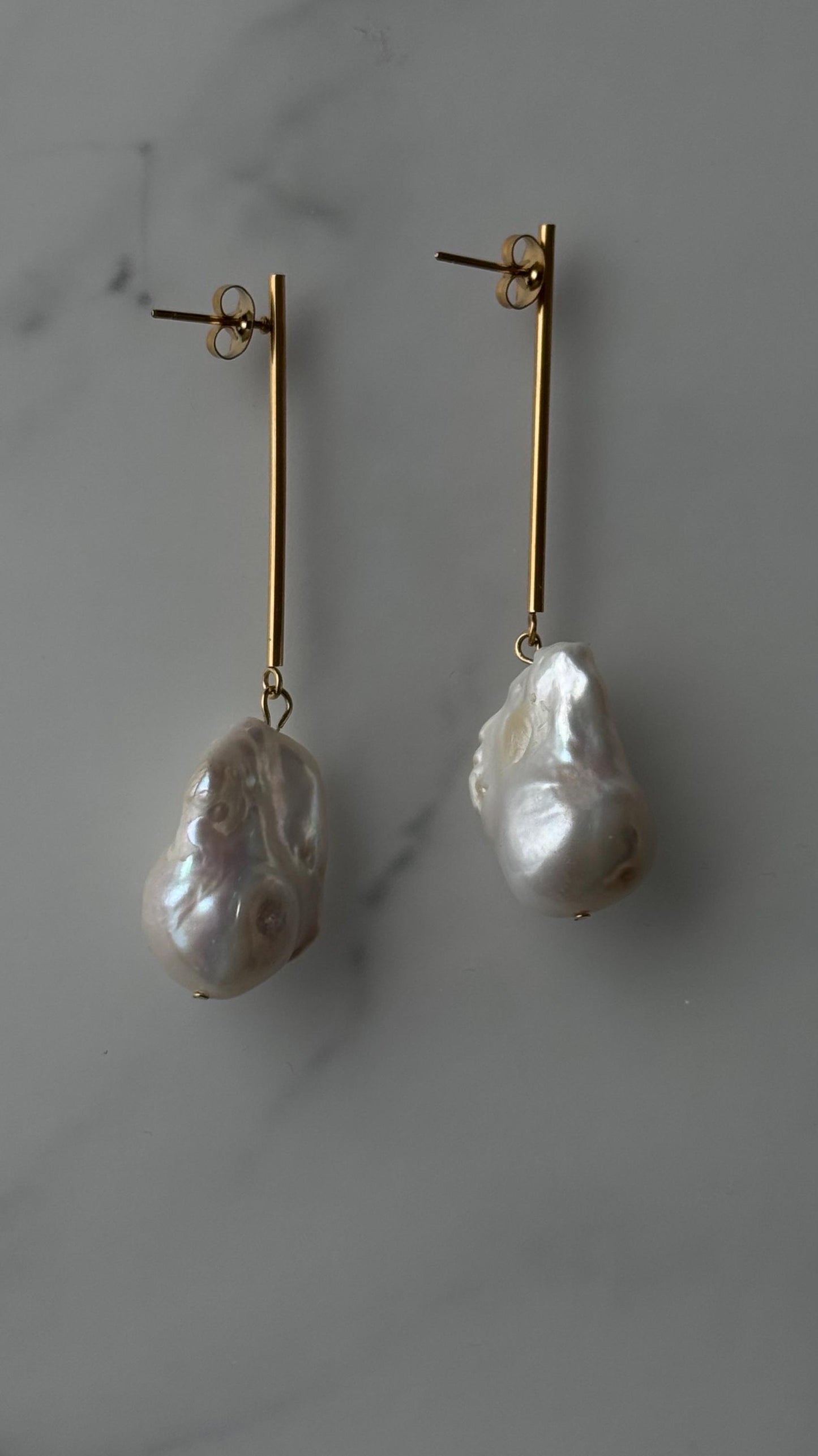 Hängeohrringe mit Barock Perle | 18 Karat vergoldet | Edelstahl | wasserfest & nickelfrei