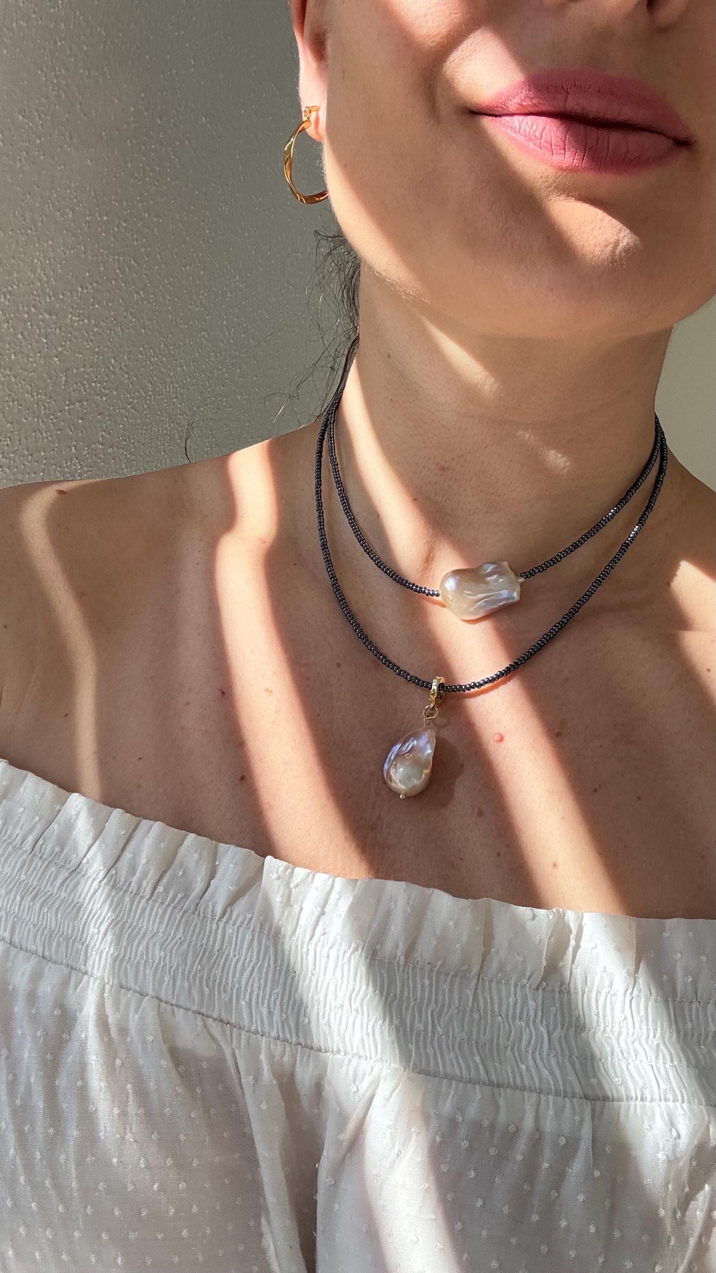 Doppelreihige Glasperlenkette „Becky“ mit Barockperlen Anhänger | 18 Karat vergoldet | Edelstahl