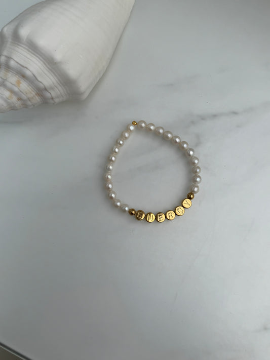 Perlenarmband personalisiert | Armband aus natürlichen Perlen und 18 Karat Gold Buchstaben