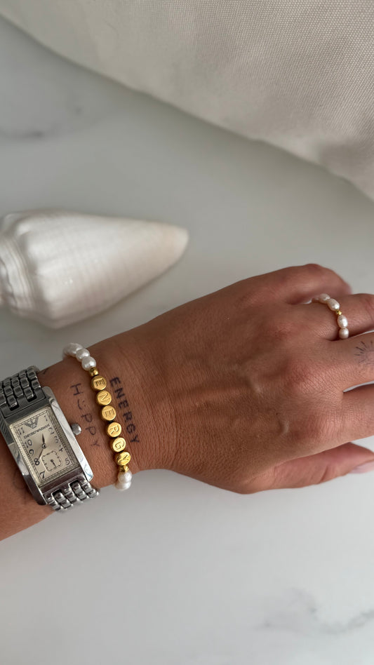 Perlenarmband personalisiert | Armband aus natürlichen Perlen und 18 Karat Gold Buchstaben