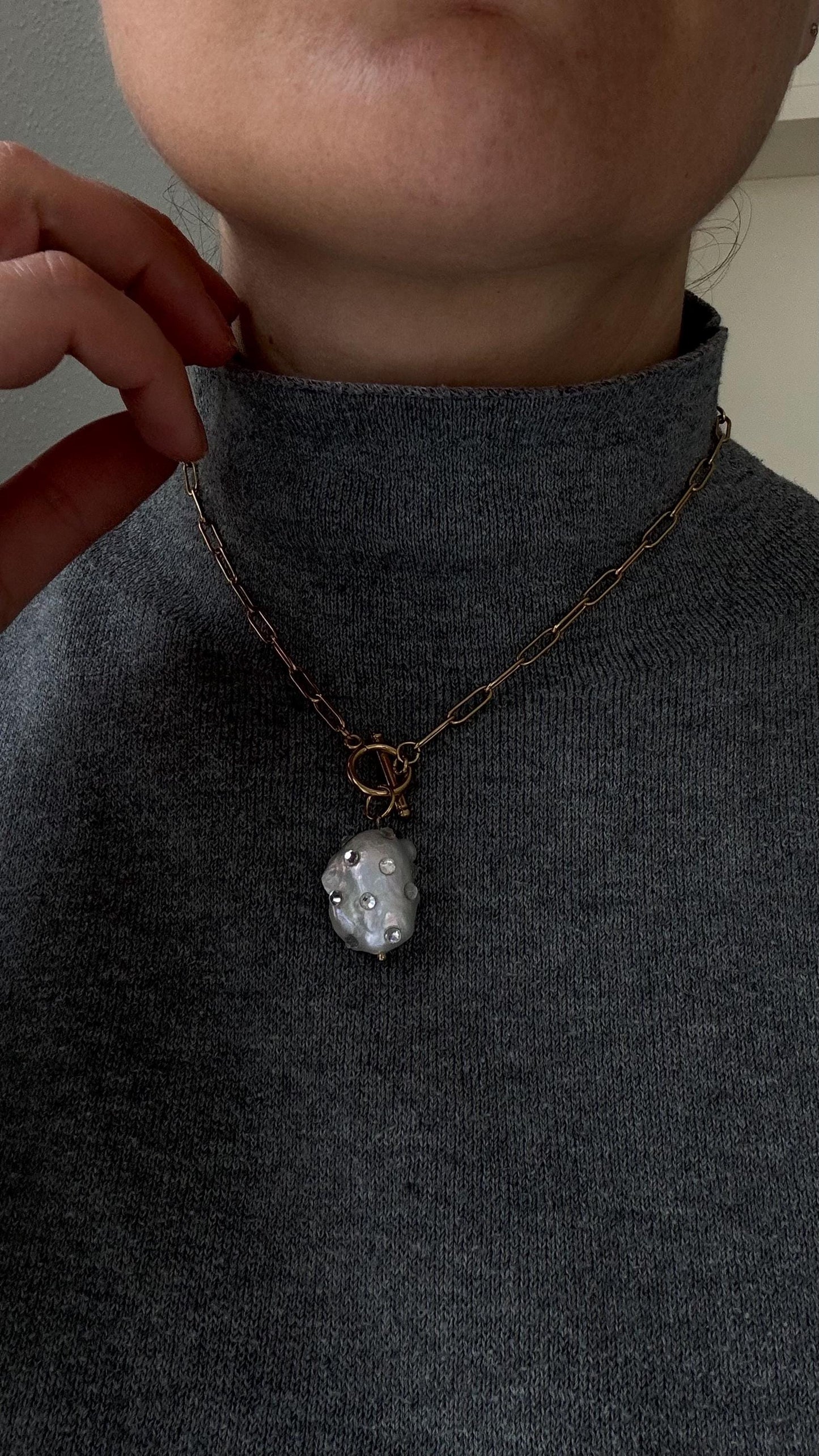 Halskette 18 Karat Gold mit Barock Perle aus Strass | wasserfest