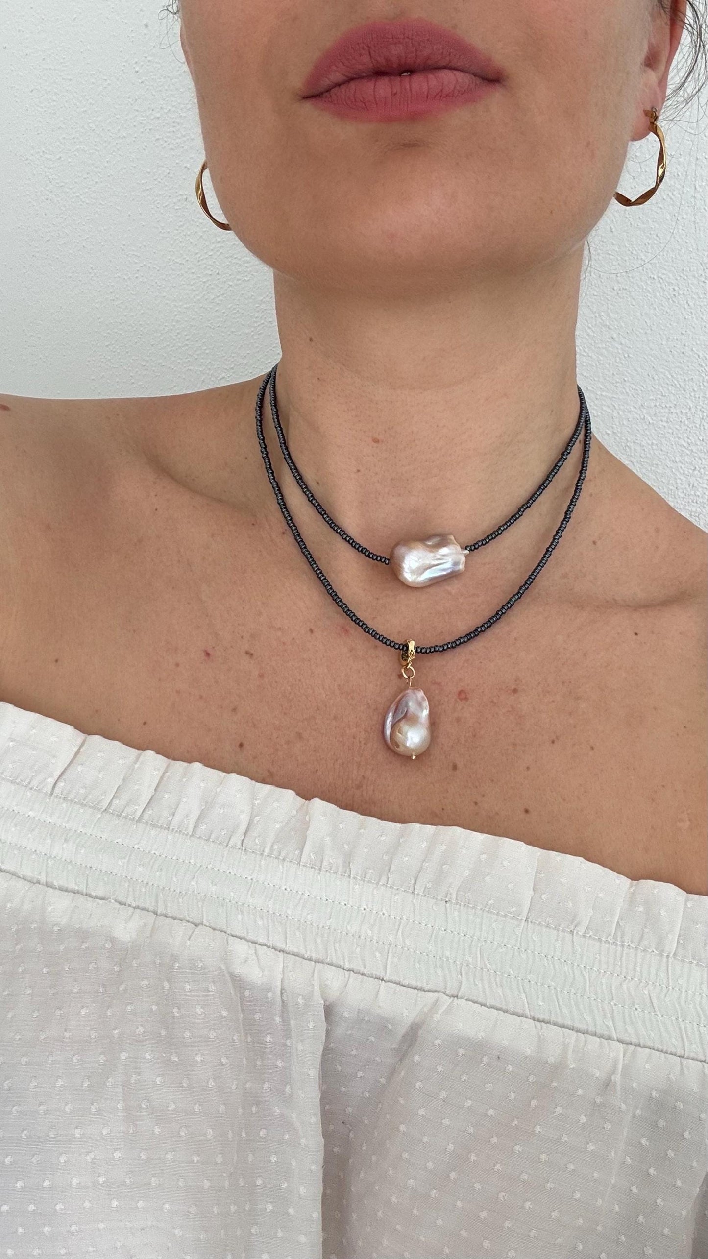 Doppelreihige Glasperlenkette „Becky“ mit Barockperlen Anhänger | 18 Karat vergoldet | Edelstahl