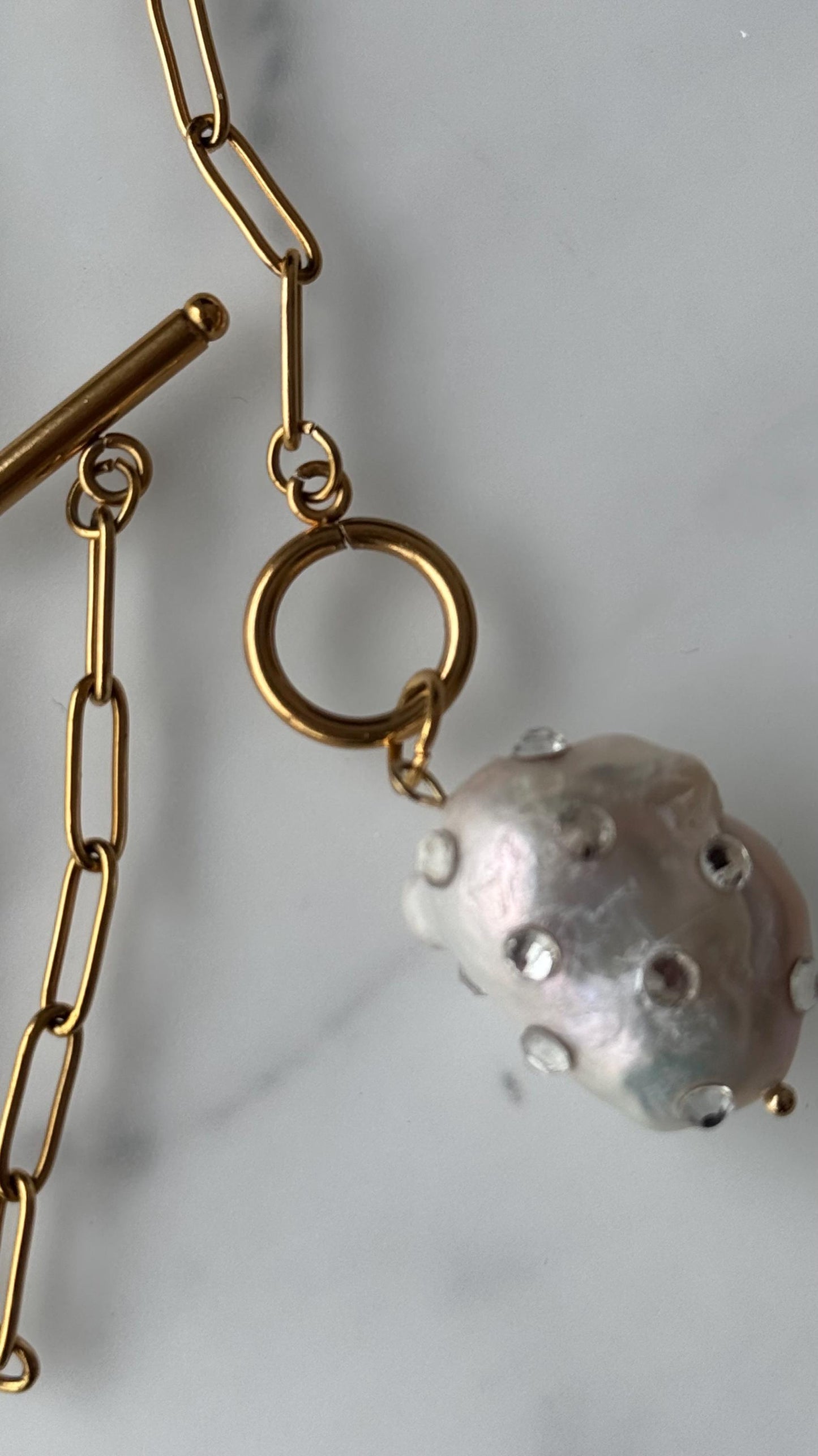 Halskette 18 Karat Gold mit Barock Perle aus Strass | wasserfest